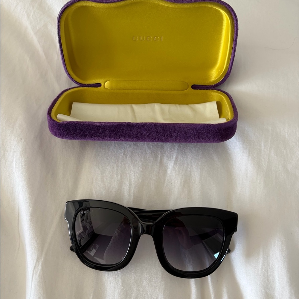 Gucci Stylish Black Sunglasses - Picture 3 of 6